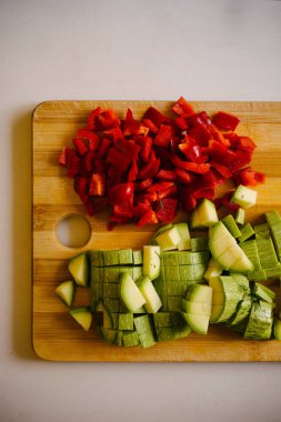 Parçalar halinde dilimlenmiş taze sebze mutfak gemide yalan ve pişmiş olması hazır.