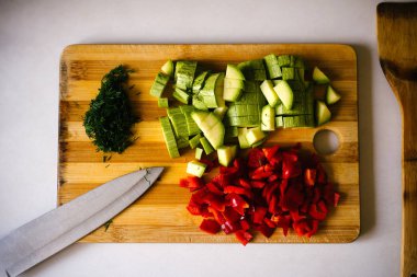 Taze sebze parçalar halinde dilimlenmiş