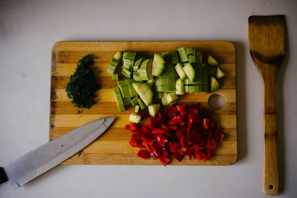 Parçalar halinde dilimlenmiş taze sebze mutfak gemide yalan ve pişmiş olması hazır.