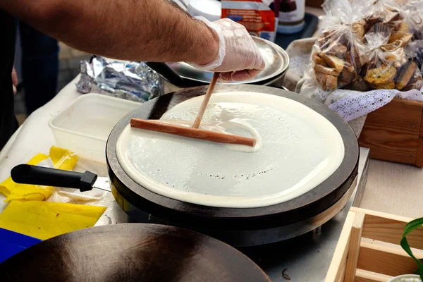 Bir adam krep sokak mutfakta patates kızartması.