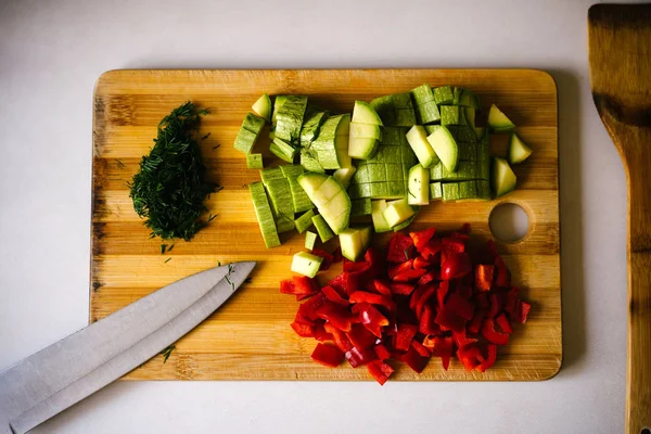 Taze sebze parçalar halinde dilimlenmiş