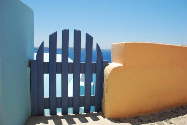 Küçük mavi kapı girişinde