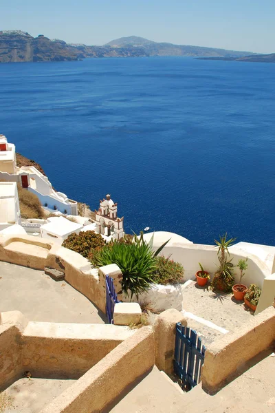 View of the rocky coast of Santorini as seen from the town of Oia. — Stock Photo, Image