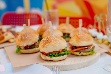 Mini burgerler bir tepsi. Bir parti için gıda.