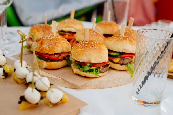 Mini burgerler bir tepsi. Bir parti için gıda.