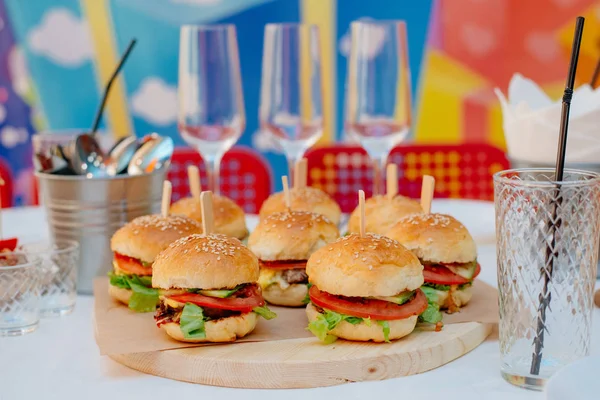 Mini burgerler bir tepsi. Bir parti için gıda.