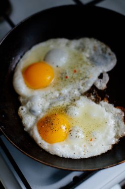 Kahvaltı bir iş adamıdır. Yağda yumurta, kahve ve akıllı telefon. Sabahın erken saatlerinde kahvaltıda yumurta kızarttım. Baharatlı omlet..