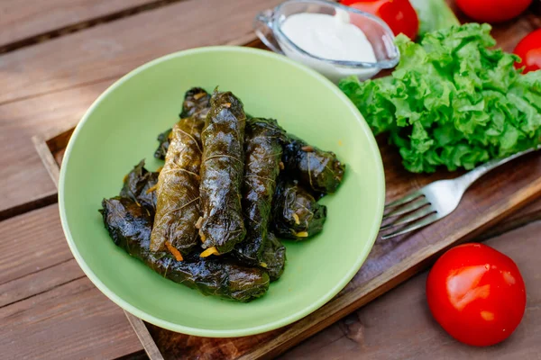 Dolma - geleneksel Kafkas, Gürcü ya da Ermeni yemekleri. Üzüm yapraklarına sarılmış kıyma ve pirinç..