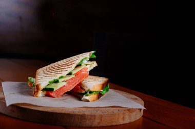 Siyah arka planda somonlu sandviç.