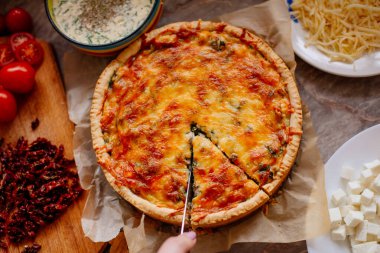 Fransız kiş yapma süreci. İçindekiler turtalı kiş. Peynirli kiş, ıspanak, mantar, pastırma, kurutulmuş domates. Yemek pişirme.