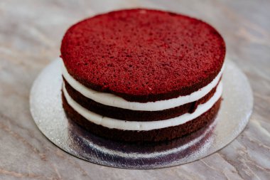 Kırmızı kadife kek. Pasta yapma süreci kırmızı kadifedir..