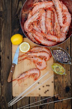 Izgara karides. Izgarada soya soslu karides pişirme işlemi. Tayland yemeği..