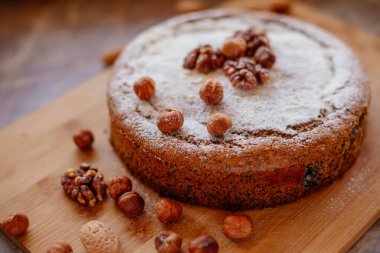 Haşhaş tohumlu bisküvi ve krema tozlu fındık. Haşhaş tohumlu ve fındıklı ev yapımı kek..