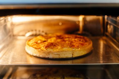 Fırında pişmiş Fransız kiş turtası.