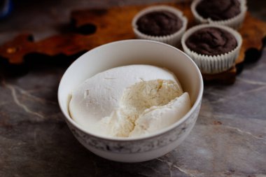 Çikolatalı kekler. Ev yapımı çikolatalı kekler. Krem şantili ve çikolata ve ahududu parçalarıyla süslenmiş ev yapımı çikolatalı kekler yapma süreci..