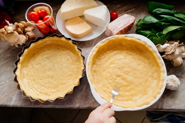 Fransız kiş yapma süreci. İçindekiler turtalı kiş. Peynirli kiş, ıspanak, mantar, pastırma, kurutulmuş domates. Yemek pişirme.