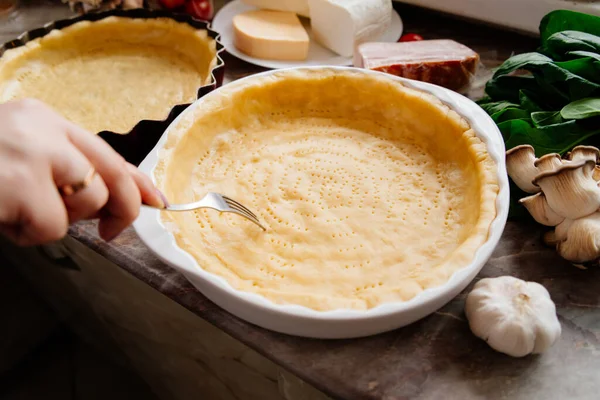 Процесс Приготовления Французского Пирога Пирожное Ингредиентами Французский Пирог Сыром Шпинатом — стоковое фото