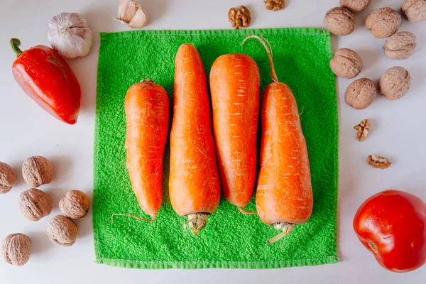 Морковь Салата Лежит Зеленом Фоне Свежие Овощи Вид Сверху — стоковое фото