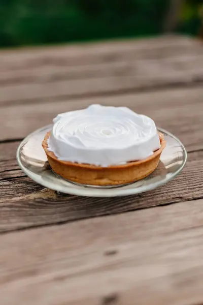 メレンゲケーキ 木の背景にタンパク質クリームのケーキ — ストック写真