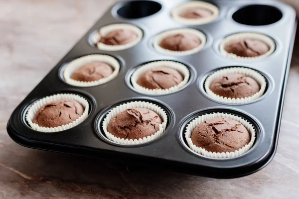 Bolinhos Chocolate Muffins Chocolate Caseiros Processo Fazer Cupcakes Chocolate Caseiros — Fotografia de Stock