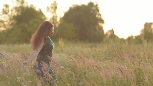 Belleza Romántica joven mujer al aire libre . — Vídeos de Stock