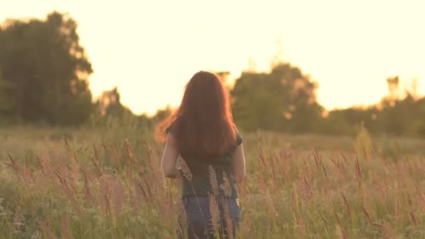 Fantástica joven al aire libre. Saltando y levantando las manos a los lados . — Vídeos de Stock