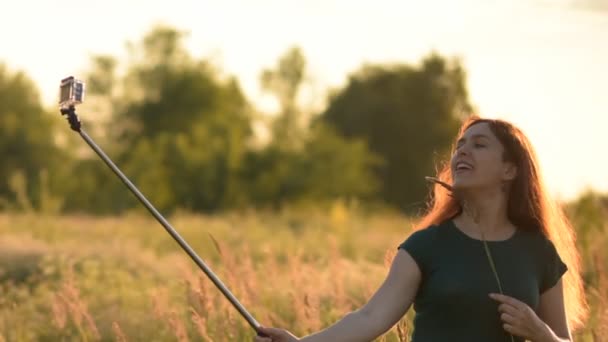 Conocida vloger joven mujer al aire libre. Vloger se emite al atardecer . — Vídeos de Stock