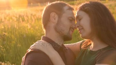 Günbatımında parkta yürürken sevenler birbirlerinin burunlarını dokunma.