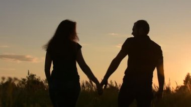 Romantik çiftler oraya git. Arkadan Görünüm. Gün batımında.