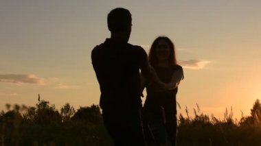 Güzel girdap çift elele. Gün batımında.
