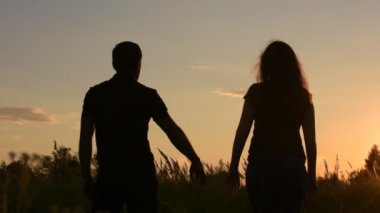 Güzel sevgi dolu çift el ele tutuşarak ellerini yukarı yükseltir. Kazanmak.