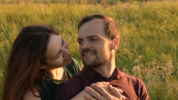 Šťastný pár na sebe zírali s láska — Stock video