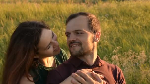 Couple heureux se regardant avec amour — Video