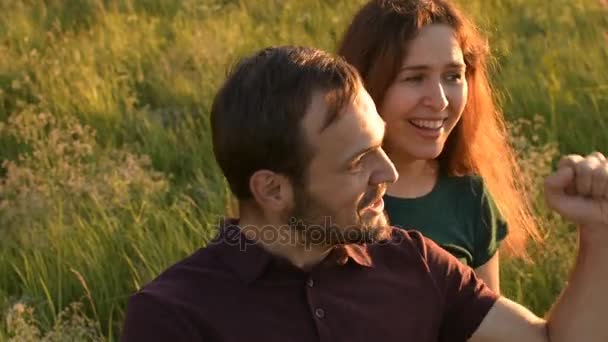 O casal feliz está desfrutando de sua jornada . — Vídeo de Stock