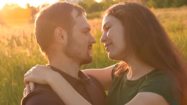 Любовники наслаждаются друг другом, встречаясь в парке на закате . — стоковое видео