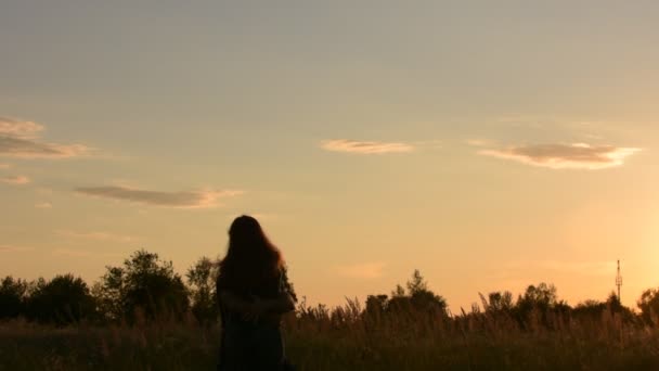 Spinning pareja romántica al atardecer . — Vídeo de stock