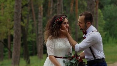 Şık çift birbirlerine romantik duygular gösterir. Yaz. Konsept: şık bir düğün.