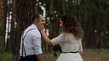 Mutlu genç bir çift bir ormanda tenha. Konsept: Bohem düğün.