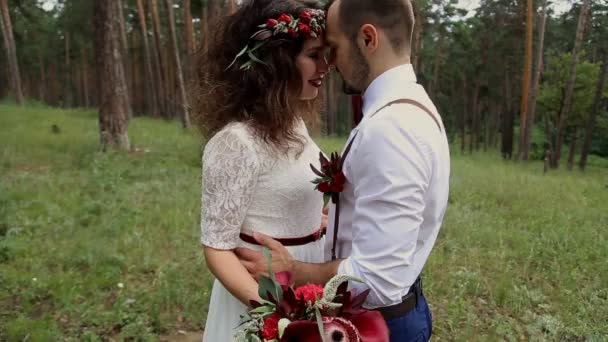 Giovane coppia, sposa e sposo nella foresta al tramonto. Primo piano . — Video Stock