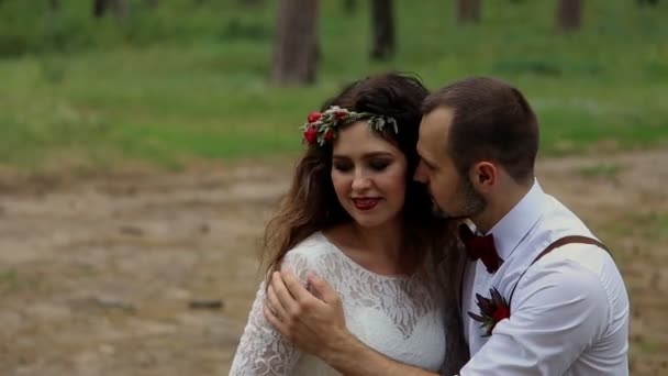 Charmiga par kramar varandra i en sommar skog. Koncept: Bohemian wedding. — Stockvideo