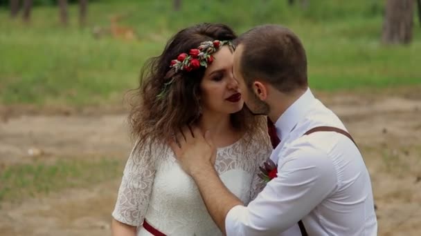 Fand ein schönes Paar ein lauschiges Plätzchen im Wald. Konzept: Bohemian Wedding. — Stockvideo