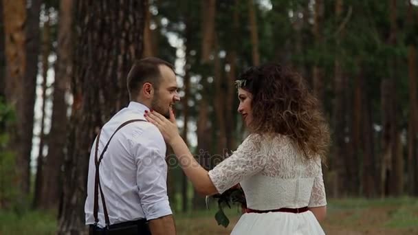 Mujer joven de lujo acariciando suavemente a su novio. Hermoso verde verano Parque . — Vídeos de Stock