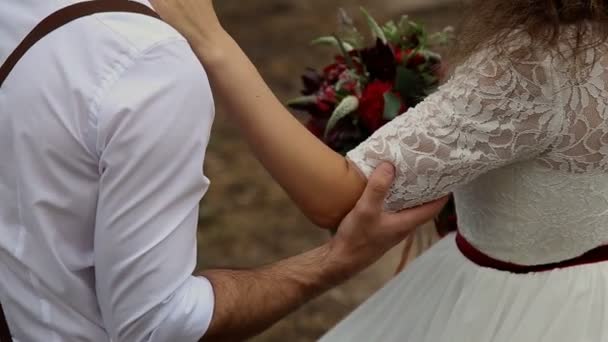 美丽的新娘在新郎的手穿着复古的服装. — 图库视频影像
