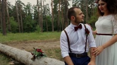 Romantik lüks kaç yaz orman içinde. Bir adam bir günlük onun güzel sevgilisi yanında oturur. Kamera hareketi