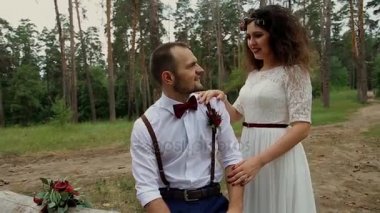 Bir genç kadın sevgilisi durumda, eski bir düşmüş ağaç üzerinde bir adam oturuyor. Kamera hareketi