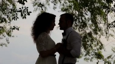 Birbirine gökyüzüne bakarak yeni evliler. Arka ayakta