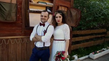 Kırsal manzara arka plan üzerinde poz güzel şık çift