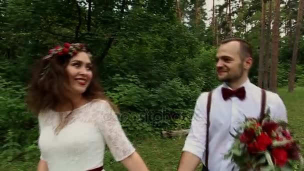 Elegante pareja no es un paseo en el hermoso bosque de pinos — Vídeo de stock