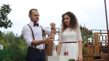 Damat şişe kumla kapatır. Düğün geleneği kum karışımı.