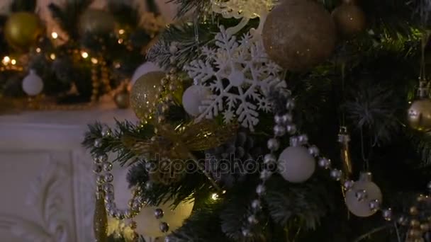 Hermosos juguetes en un árbol de Navidad. Movimiento de la cámara desde abajo hacia arriba — Vídeos de Stock